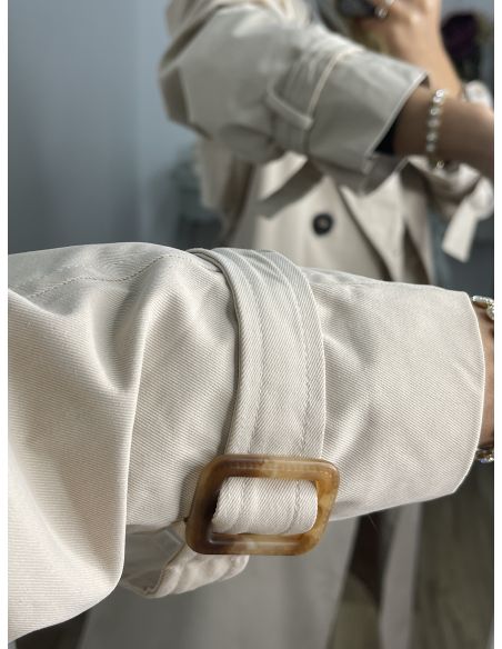 Gabardina beige con capucha gris