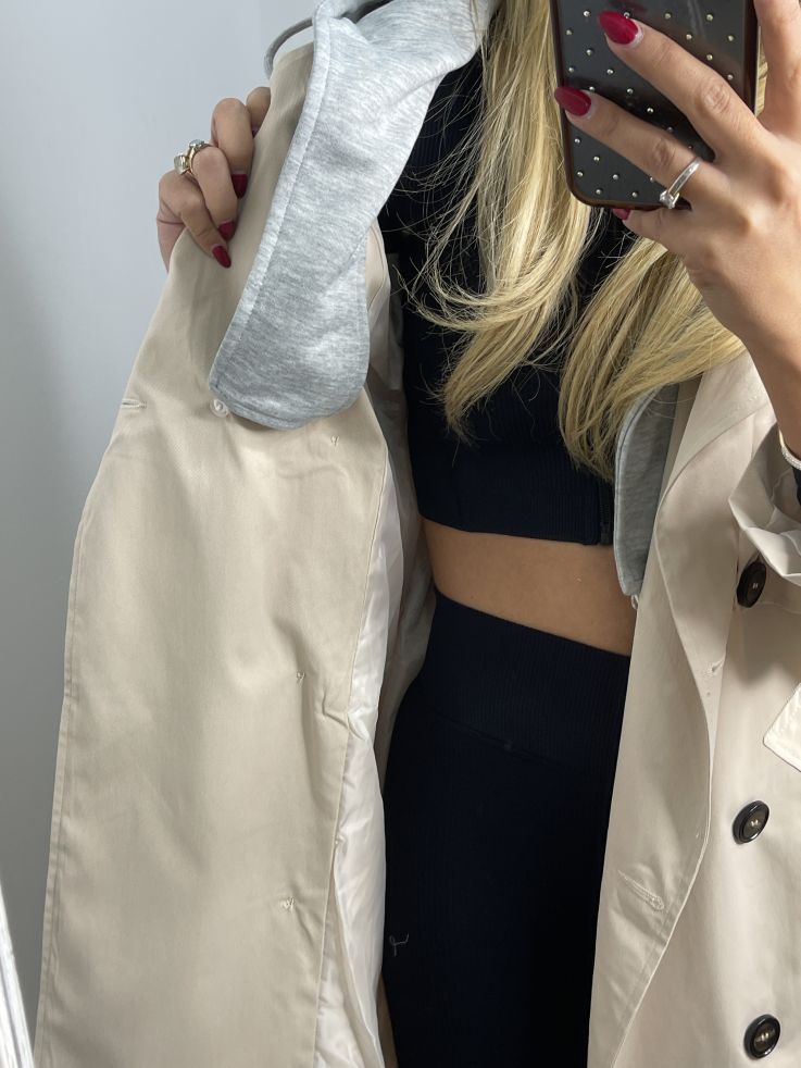 Gabardina beige con capucha gris