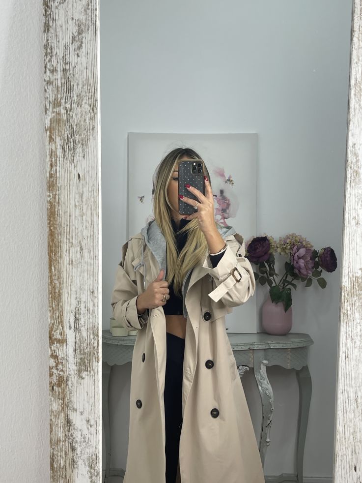 Gabardina beige con capucha gris