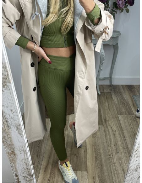 Gabardina beige con capucha gris