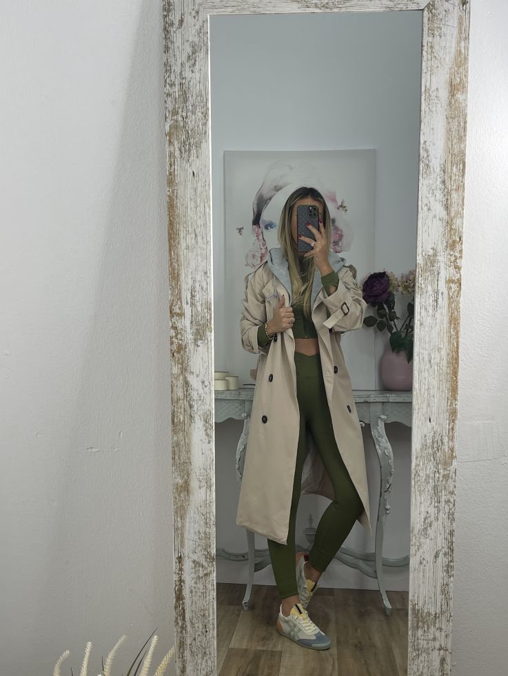 Gabardina beige con capucha gris