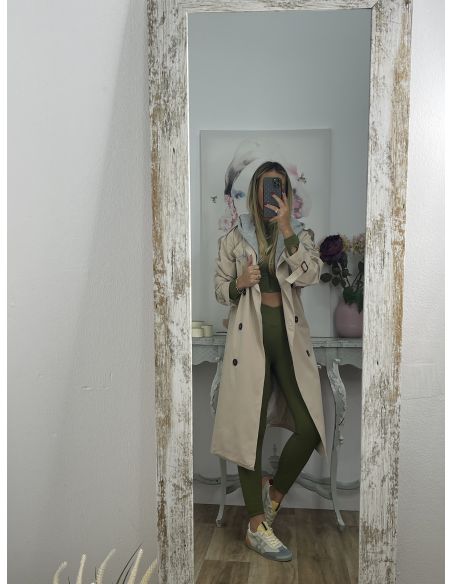 Gabardina beige con capucha gris