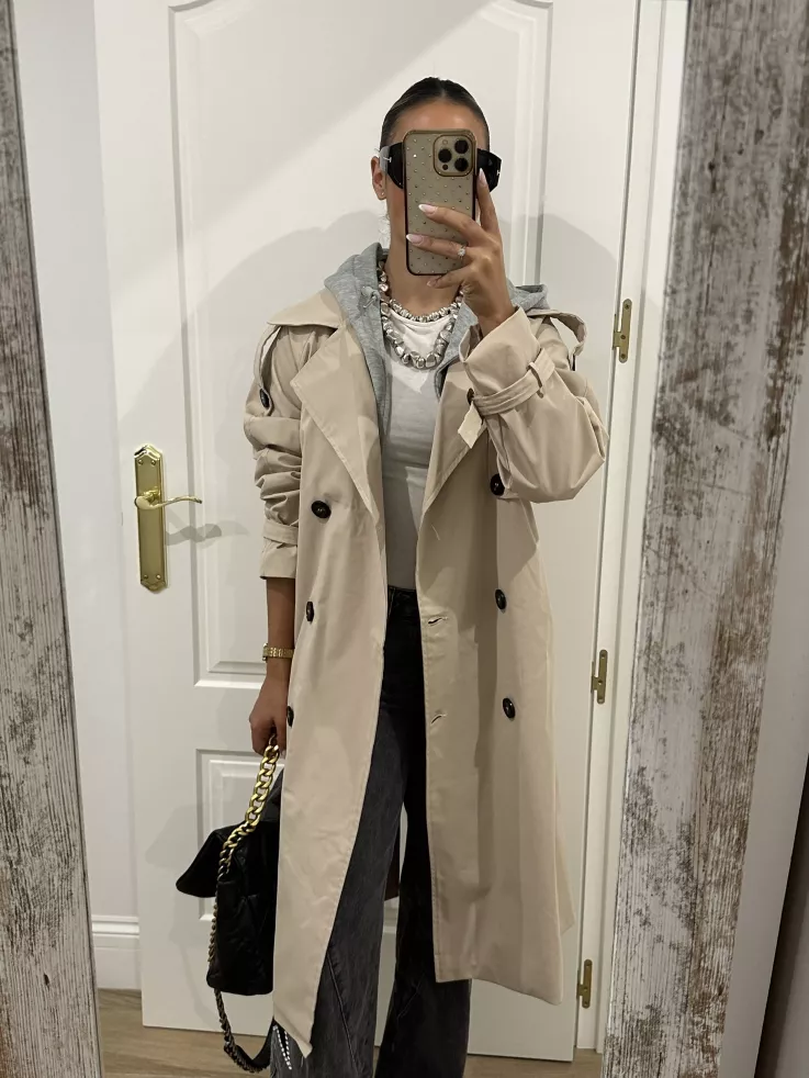 Gabardina beige con capucha gris