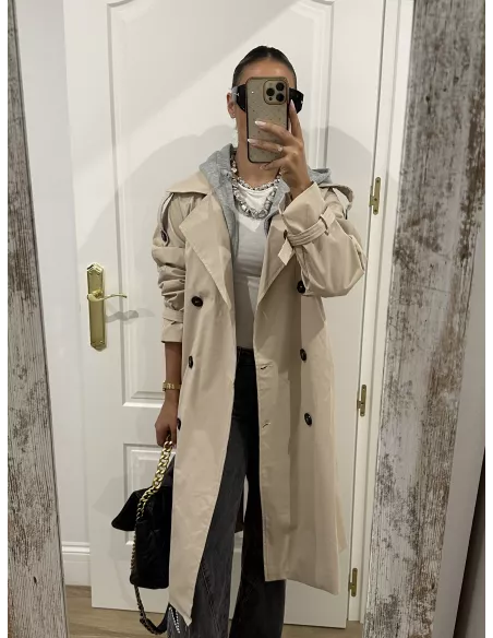 Gabardina beige con capucha gris