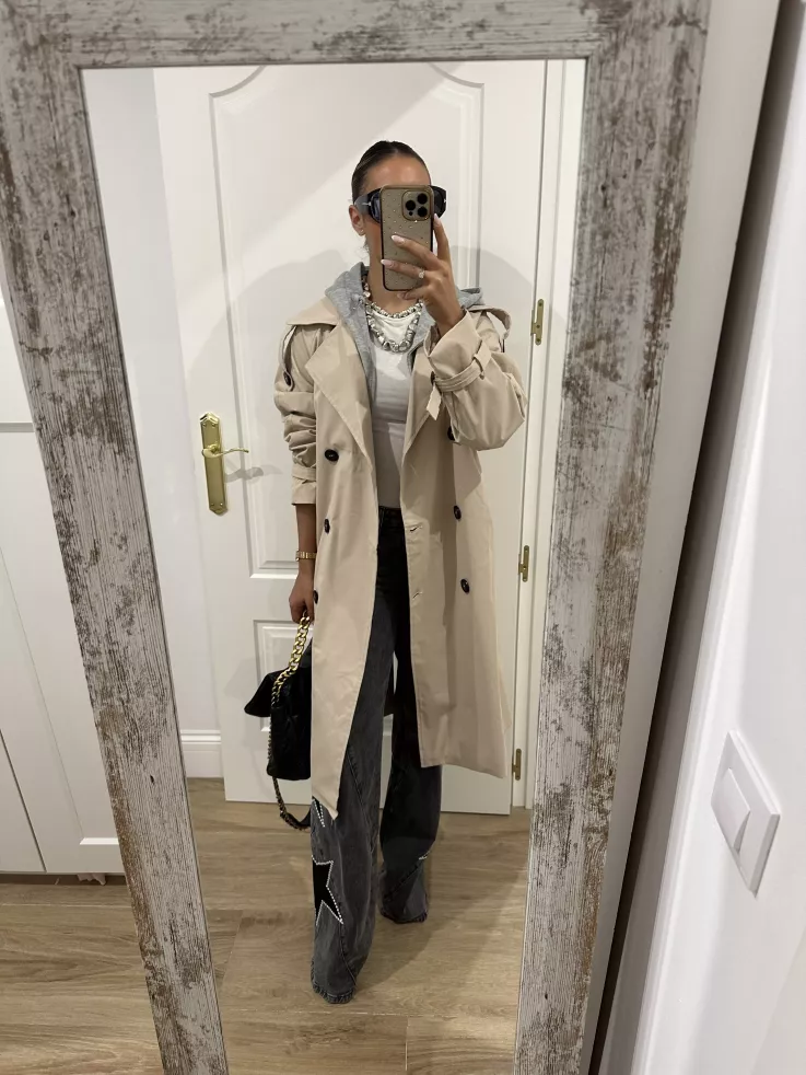 Gabardina beige con capucha gris