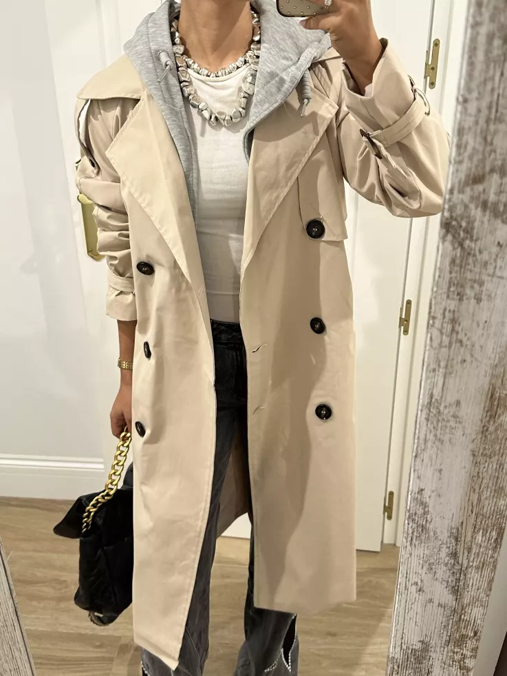 Gabardina beige con capucha gris