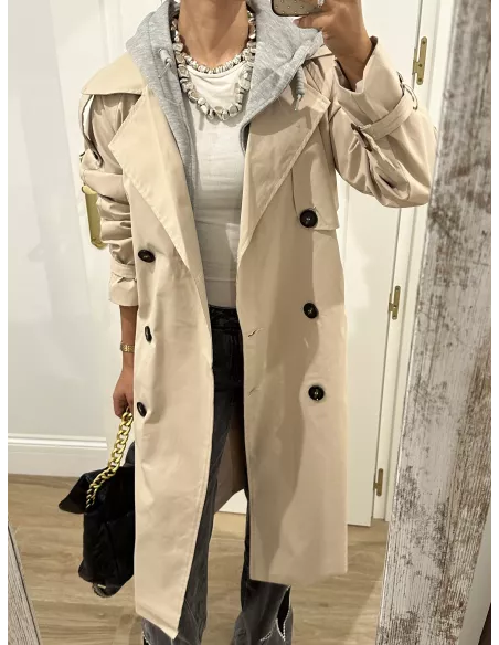 Gabardina beige con capucha gris