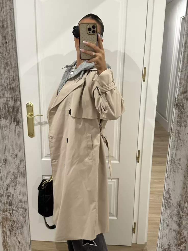 Gabardina beige con capucha gris