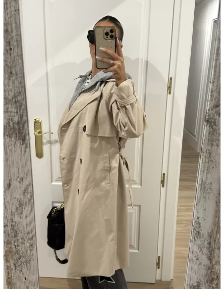 Gabardina beige con capucha gris