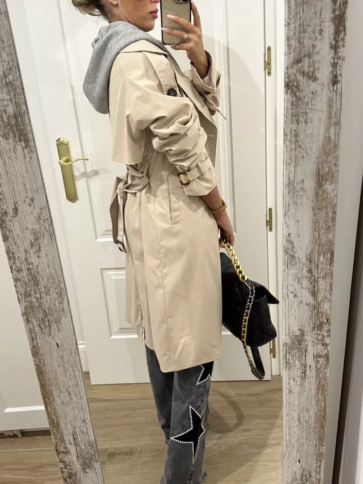 Gabardina beige con capucha gris
