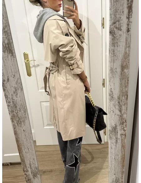 Gabardina beige con capucha gris