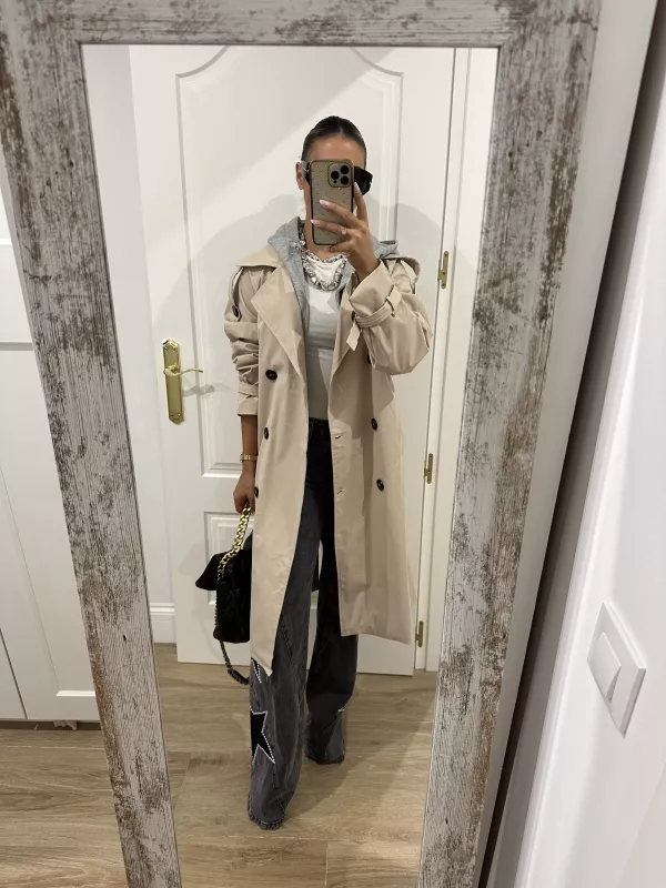 Gabardina beige con capucha gris