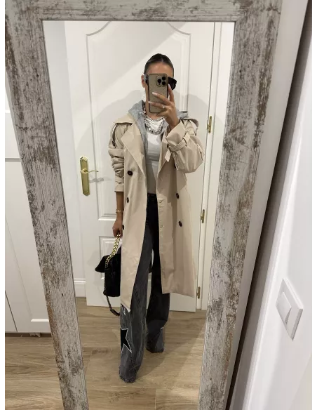 Gabardina beige con capucha gris