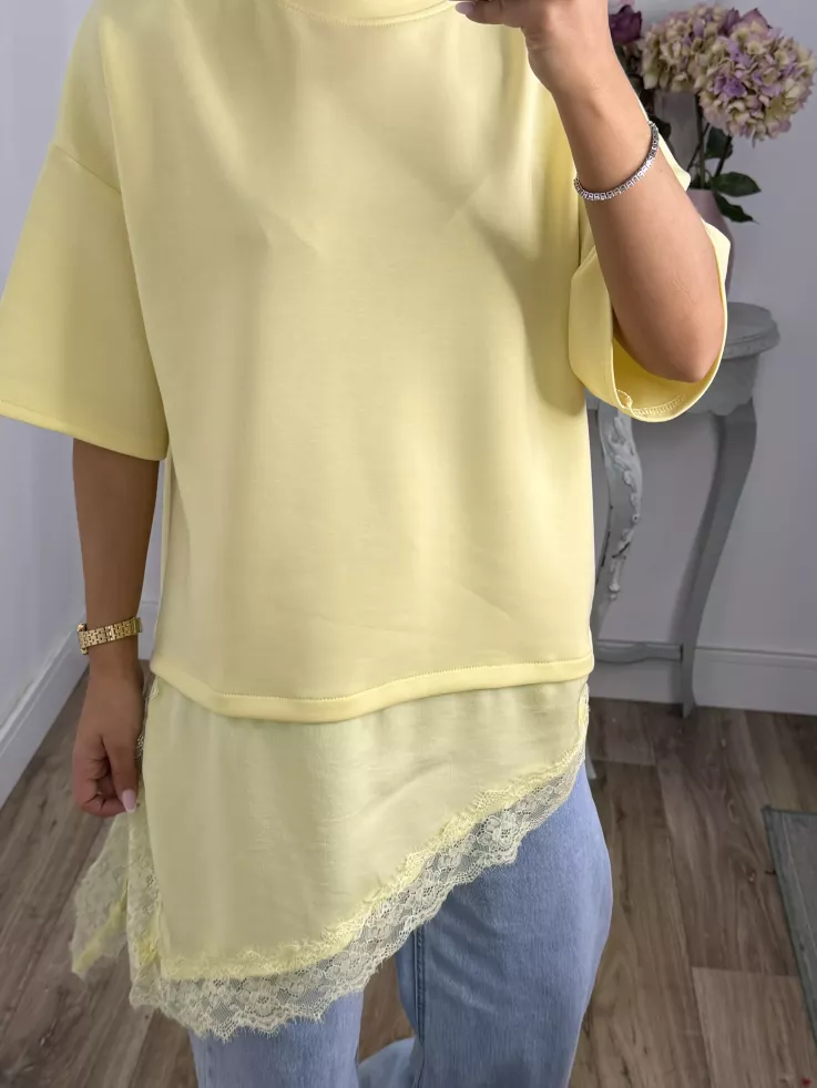 Camiseta amarilla con puntilla