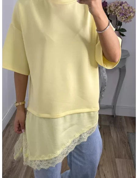 Camiseta amarilla con puntilla