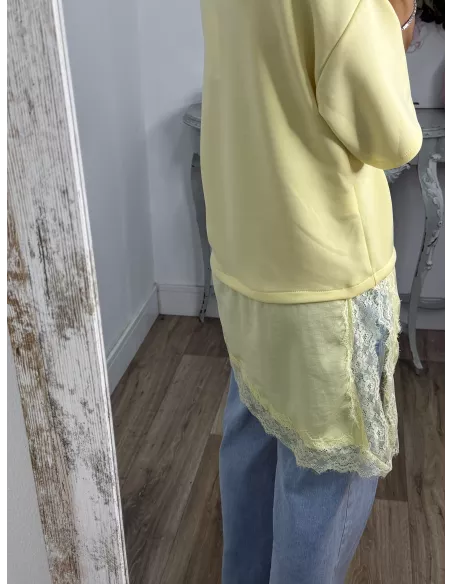 Camiseta amarilla con puntilla