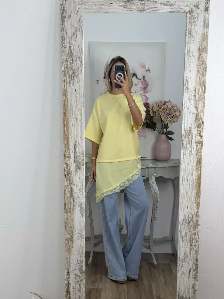 Camiseta amarilla con puntilla