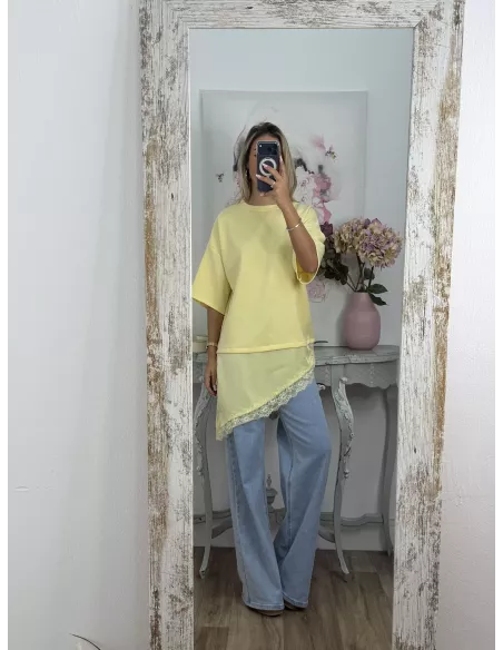 Camiseta amarilla con puntilla