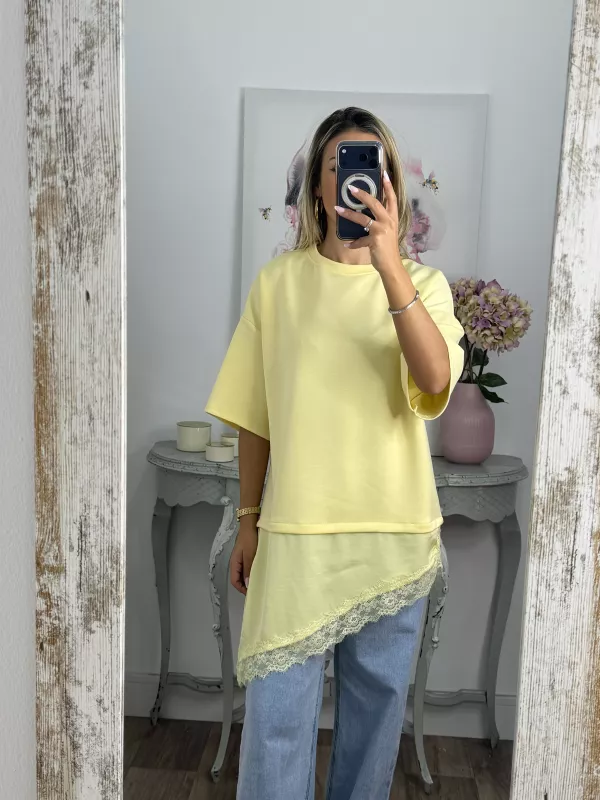 Camiseta amarilla con puntilla