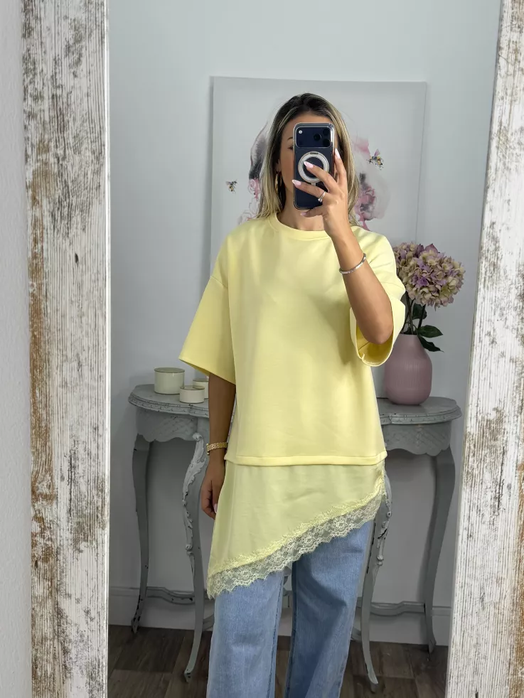 Camiseta amarilla con puntilla