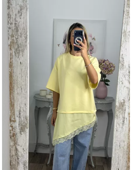 Camiseta amarilla con puntilla