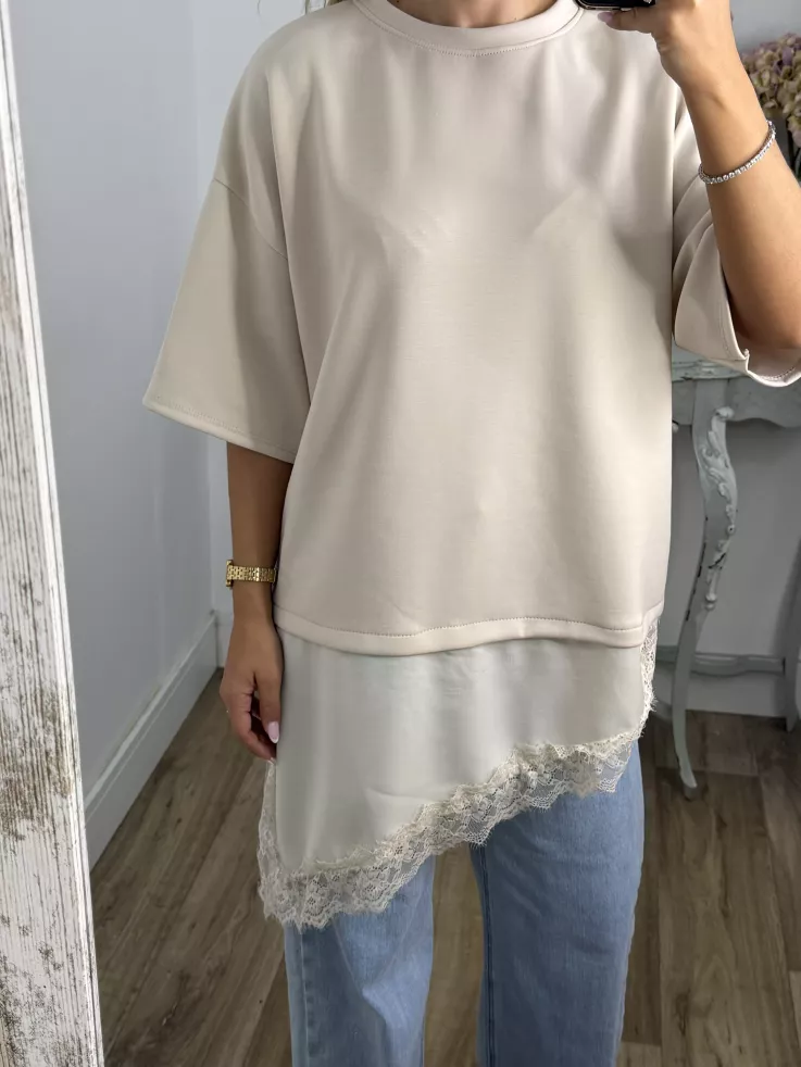 Camiseta beige con puntilla