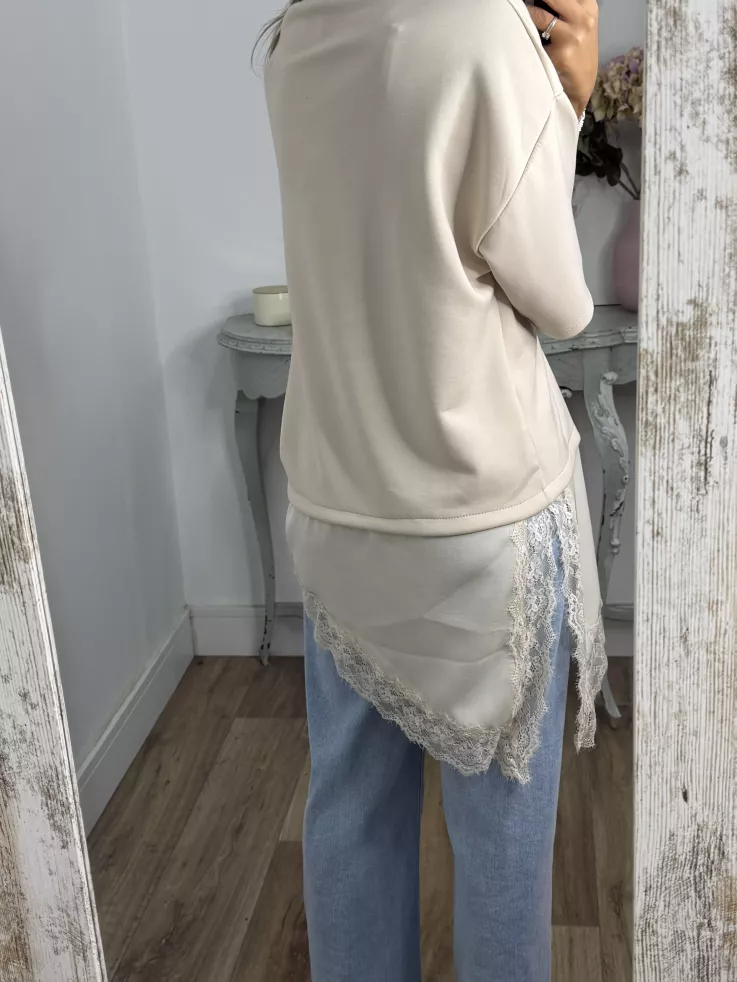 Camiseta beige con puntilla