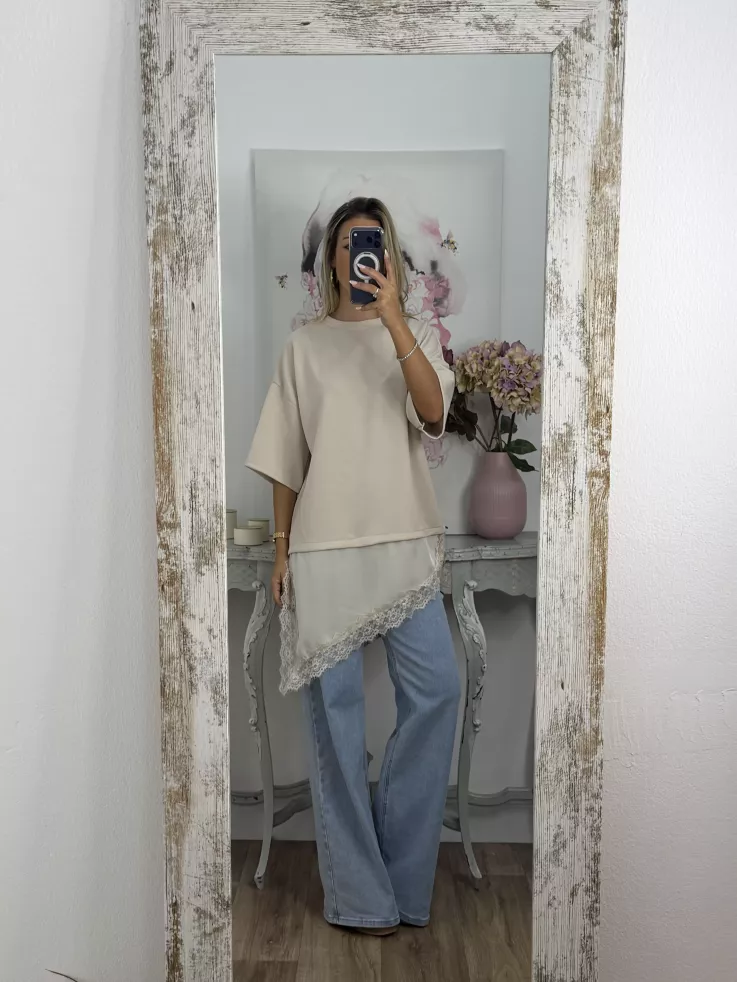 Camiseta beige con puntilla