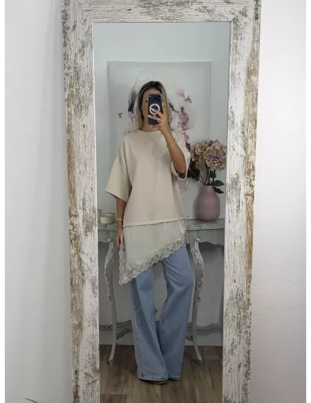 Camiseta beige con puntilla