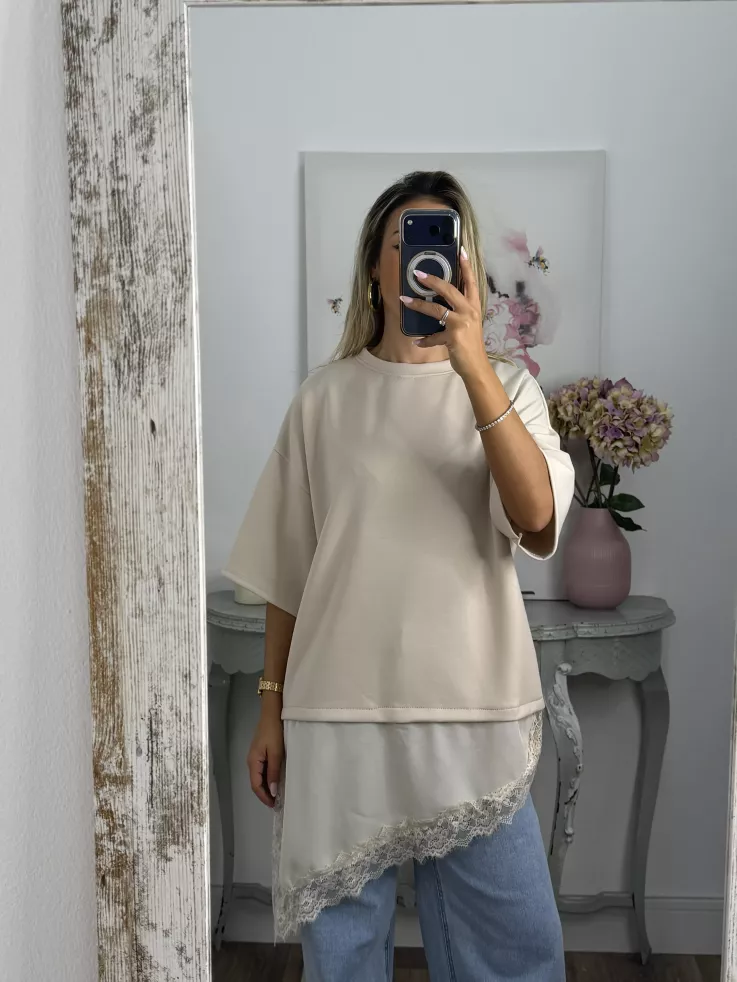 Camiseta beige con puntilla