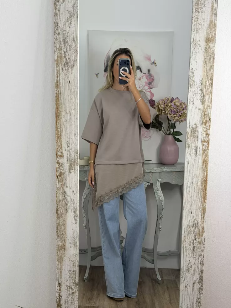 Camiseta taupe con puntilla