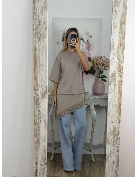 Camiseta taupe con puntilla