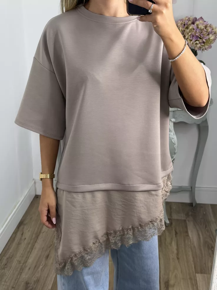 Camiseta taupe con puntilla