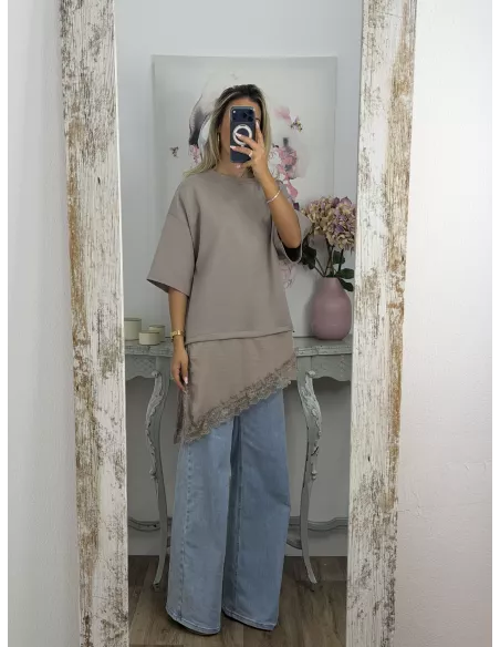 Camiseta taupe con puntilla
