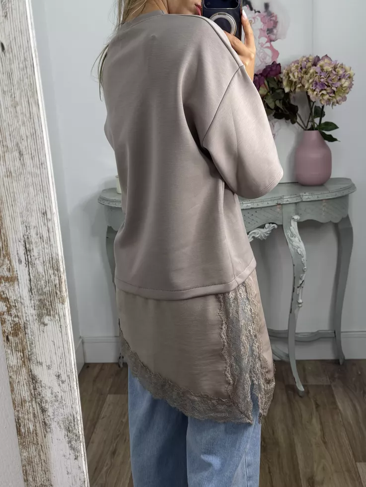 Camiseta taupe con puntilla