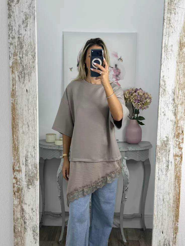 Camiseta taupe con puntilla