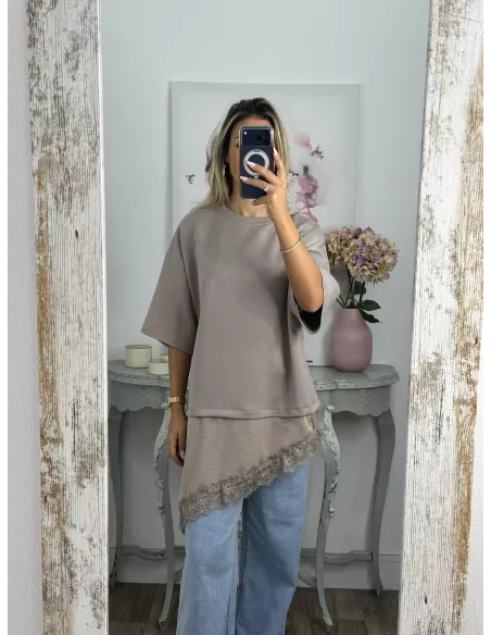 Camiseta taupe con puntilla