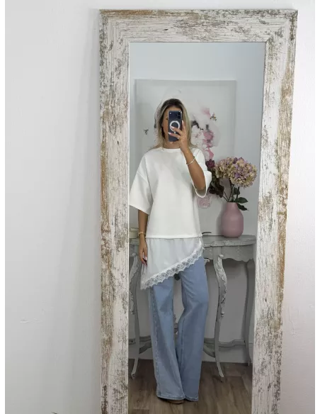 Camiseta blanca con puntilla