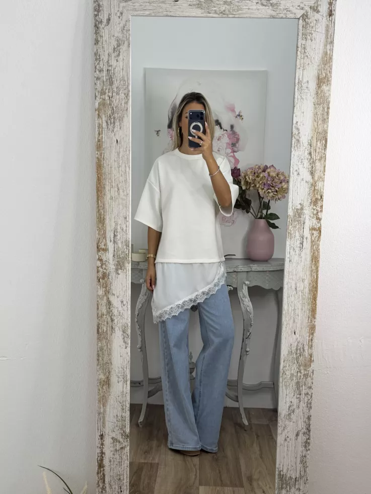 Camiseta blanca con puntilla