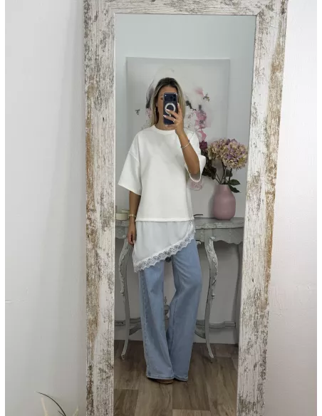 Camiseta blanca con puntilla