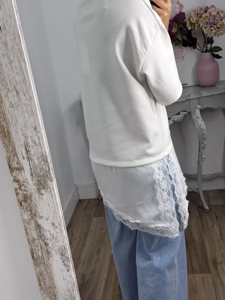 Camiseta blanca con puntilla