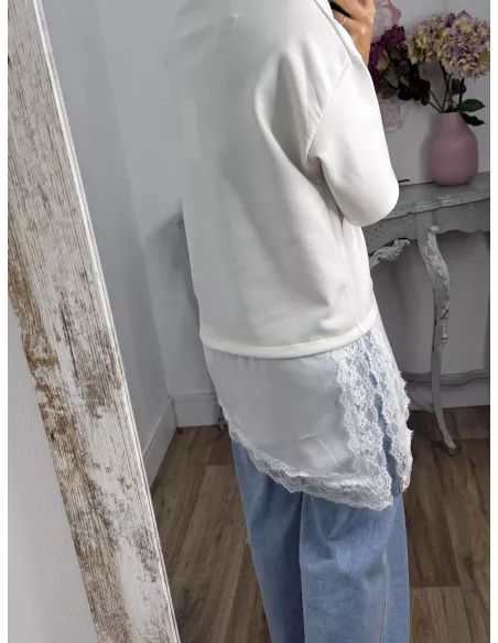 Camiseta blanca con puntilla