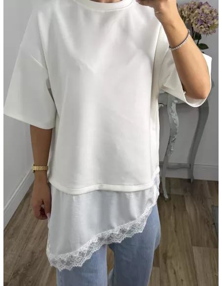 Camiseta blanca con puntilla