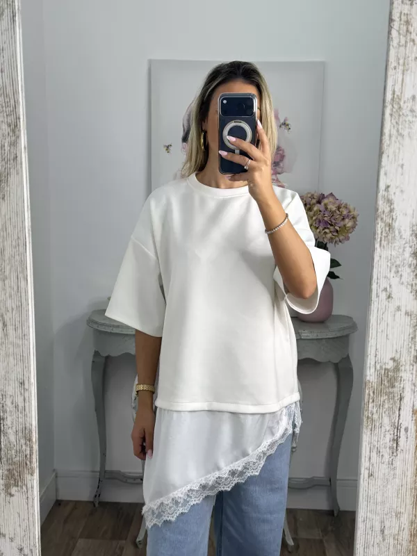 Camiseta blanca con puntilla