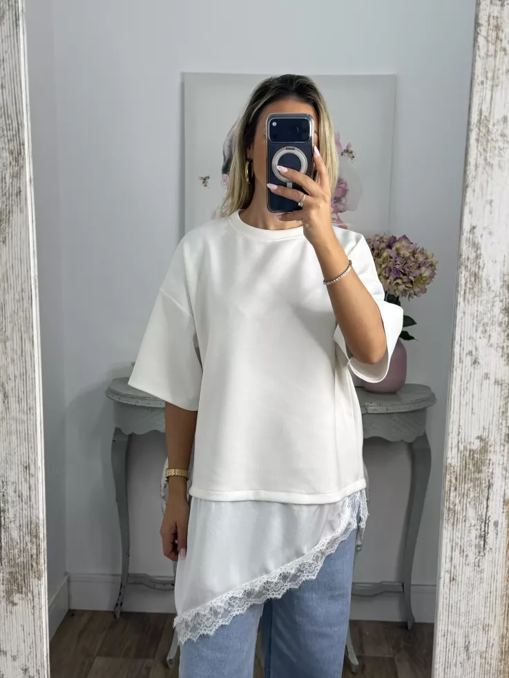 Camiseta blanca con puntilla