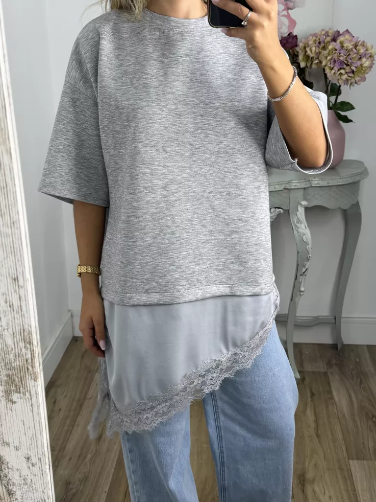 Camiseta gris con puntilla