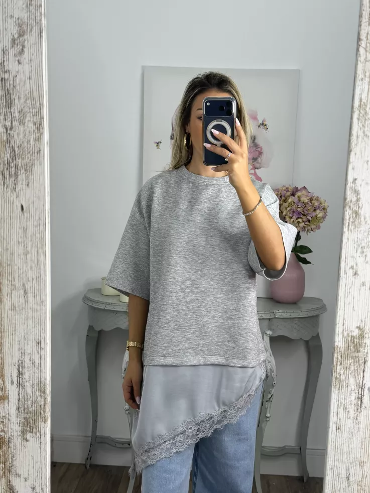 Camiseta gris con puntilla