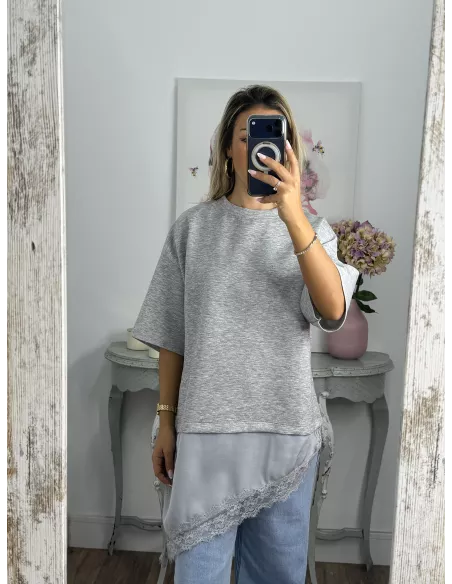 Camiseta gris con puntilla