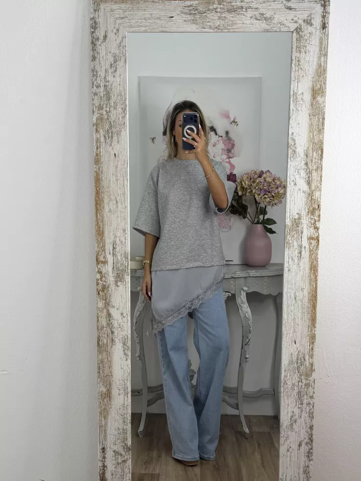 Camiseta gris con puntilla