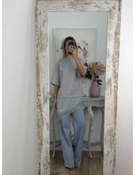 Camiseta gris con puntilla